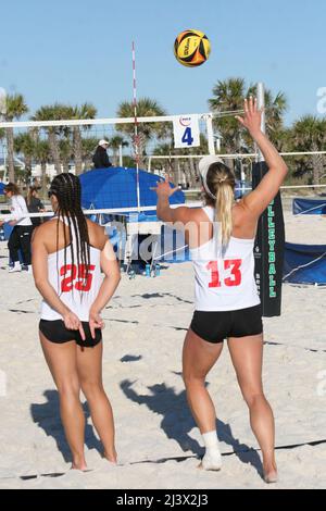 NCAA Women's Beach Volleyball 2022 UAB März bis Mai. University of Alabama Birmingham Turnier in Gulf Shores, Alabama, USA statt. Stockfoto