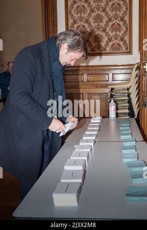 Troyes, Frankreich. 10. April 2022. Bürgermeister François Baroin, ehemaliger Stellvertreter und Minister, stimmt am 10. April 2022 in Troyes, Frankreich, zur Wahl ab. Foto von Helder Januario/ABACAPRESS.COM Quelle: Abaca Press/Alamy Live News Stockfoto