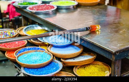 Gefärbte Glasfritte, die in Glasbläserprojekten verwendet wird Stockfoto