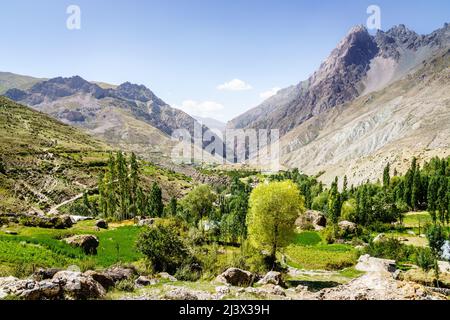 Panoramablick auf das Yaghnob-Tal und ein Bergdorf in Tadschikistan Stockfoto