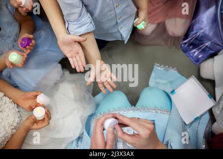 Elektronische Kerze in der Hand eines kleinen Kindes. Ein Kinderfuß. Die Details Stockfoto