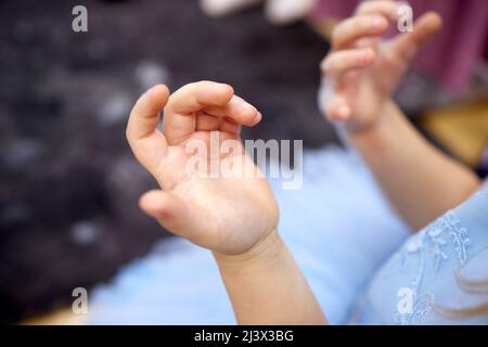 Kinder Hände in Seifenschaum.Reinigen Hände Konzept. Hygiene und Gesundheit Stockfoto