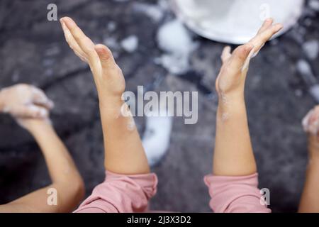 Kinder Hände in Seifenschaum.Reinigen Hände Konzept. Hygiene und Gesundheit Stockfoto