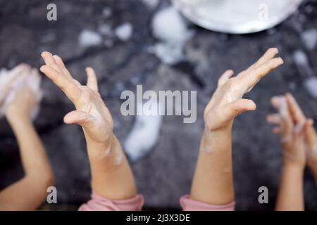 Kinder Hände in Seifenschaum.Reinigen Hände Konzept. Hygiene und Gesundheit Stockfoto