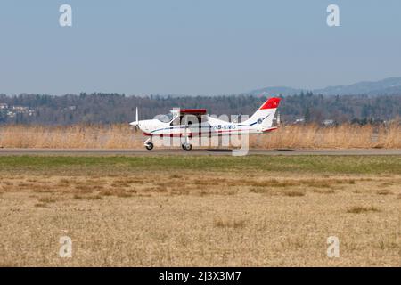 Wangen-Lachen, Schweiz, 27. März 2022 das Propellerflugzeug Tecnam P2008JC kommt auf einem kleinen Flugplatz an Stockfoto