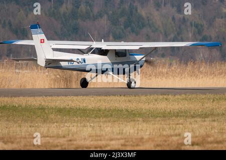 Wangen-Lachen, Schweiz, 27. März 2022 das Propellerflugzeug Cessna 152 rollt über einen kleinen Flugplatz Stockfoto