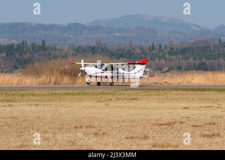 Wangen-Lachen, Schweiz, 27. März 2022 das Propellerflugzeug Tecnam P2008JC kommt auf einem kleinen Flugplatz an Stockfoto