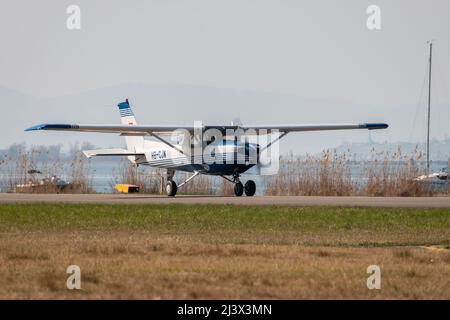 Wangen-Lachen, Schweiz, 27. März 2022 das Propellerflugzeug Cessna 152 rollt über einen kleinen Flugplatz Stockfoto