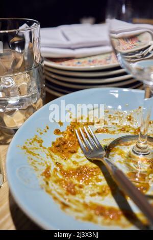 Unfertige Pasta mit Tomatensauce auf weißem Teller. Motiv nicht fokussiert. Kein Fokus. Draufsicht, Nahaufnahme Stockfoto