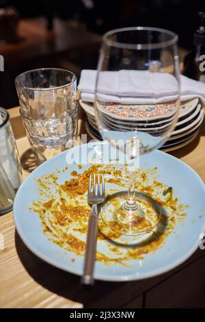 Unfertige Pasta mit Tomatensauce auf weißem Teller. Motiv nicht fokussiert. Kein Fokus. Draufsicht, Nahaufnahme Stockfoto