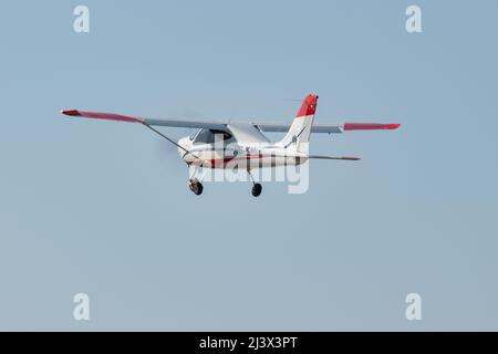 Wangen-Lachen, Schweiz, 27. März 2022 Tecnam P2008JC Propellerflugzeug Abflug von einem kleinen Flugplatz Stockfoto