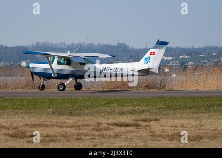 Wangen-Lachen, Schweiz, 27. März 2022 das Propellerflugzeug Cessna 152 kommt auf einem kleinen Flugplatz an Stockfoto