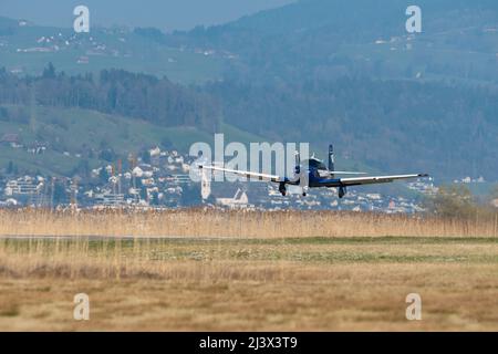 Wangen-Lachen, Schweiz, 27. März 2022 Propellerflugzeug Mooney M20 auf einem kleinen Flugplatz Stockfoto