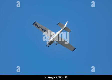 Wangen-Lachen, Schweiz, 27. März 2022 Cessna 150 Propellerflugzeug am blauen Himmel Stockfoto