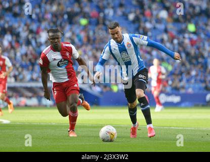 Barcelona, Spanien, 10. April 2022. RDT (11) von RCD Espanyol (rechts) dribbelt J. Aidoo (15) von RC Celta während des spanischen La Liga-Spiels zwischen RCD Espanyol und RC CELTA im RCDE-Stadion. Kredit: Rosdemora/Alamy Live Nachrichten Stockfoto
