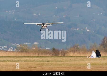 Wangen-Lachen, Schweiz, 27. März 2022 das Propellerflugzeug Cessna 150 landet auf einem kleinen Flugplatz Stockfoto