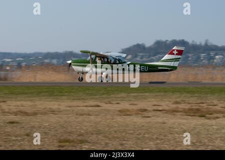 Wangen-Lachen, Schweiz, 27. März 2022 das Propellerflugzeug Cessna 172 kommt auf einem kleinen Flugplatz an Stockfoto