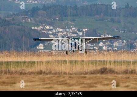 Wangen-Lachen, Schweiz, 27. März 2022 das Propellerflugzeug Cessna 152 landet auf einem kleinen Flugplatz Stockfoto