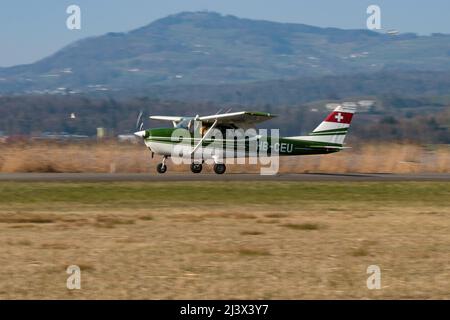 Wangen-Lachen, Schweiz, 27. März 2022 das Propellerflugzeug Cessna 172 kommt auf einem kleinen Flugplatz an Stockfoto