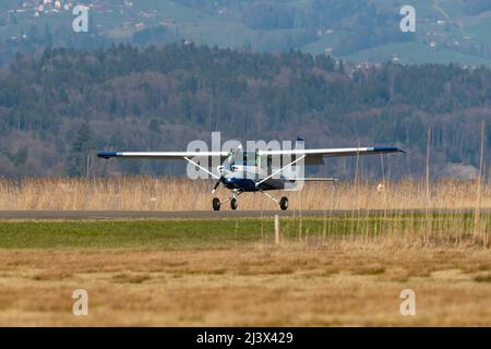 Wangen-Lachen, Schweiz, 27. März 2022 das Propellerflugzeug Cessna 152 landet auf einem kleinen Flugplatz Stockfoto