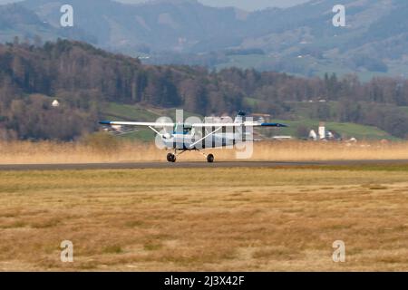 Wangen-Lachen, Schweiz, 27. März 2022 das Propellerflugzeug Cessna 152 landet auf einem kleinen Flugplatz Stockfoto