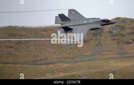 USAF F-35A Lightning II 'Loki' Flug von RAF Lakenheath 495. Walküren-Geschwader, die im Lake District auf niedrigem Niveau operieren Stockfoto