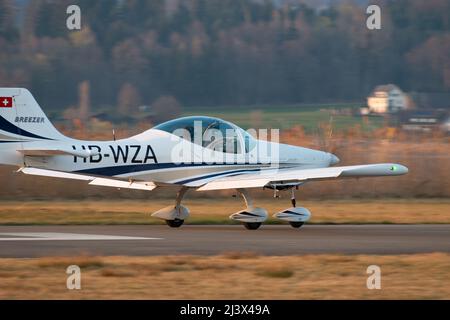 Wangen-Lachen, Schweiz, 27. März 2022 das Propellerflugzeug Breezer B600 startet von einem kleinen Flugplatz Stockfoto