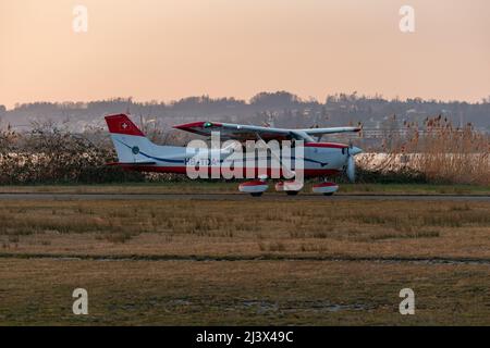 Wangen-Lachen, Schweiz, 27. März 2022 das Propellerflugzeug Cessna 172 startet von einem kleinen Flugplatz Stockfoto