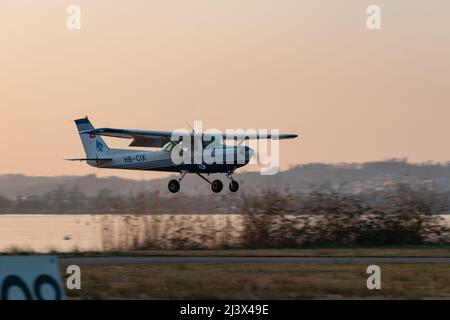 Wangen-Lachen, Schweiz, 27. März 2022 das Propellerflugzeug Cessna 152 landet auf einem kleinen Flugplatz Stockfoto