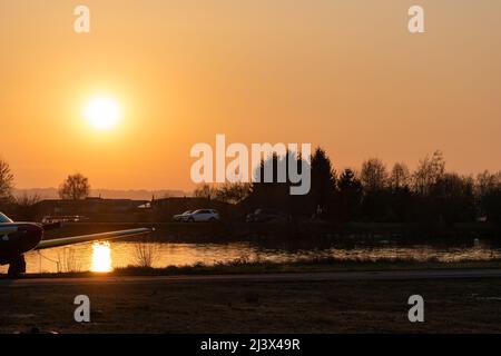 Wangen-Lachen, Schweiz, 27. März 2022 Abendlandschaft über dem Zürichsee Stockfoto