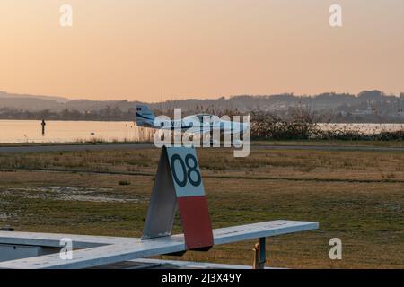 Wangen-Lachen, Schweiz, 27. März 2022 das Propellerflugzeug Breezer B600 startet von einem kleinen Flugplatz Stockfoto