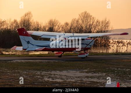 Wangen-Lachen, Schweiz, 27. März 2022 das Propellerflugzeug Cessna 172 startet von einem kleinen Flugplatz Stockfoto