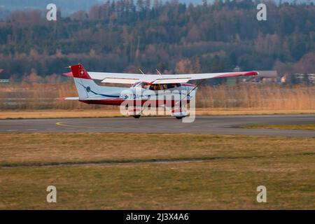 Wangen-Lachen, Schweiz, 27. März 2022 das Propellerflugzeug Cessna 172 startet von einem kleinen Flugplatz Stockfoto