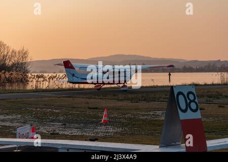 Wangen-Lachen, Schweiz, 27. März 2022 das Propellerflugzeug Cessna 172 startet von einem kleinen Flugplatz Stockfoto