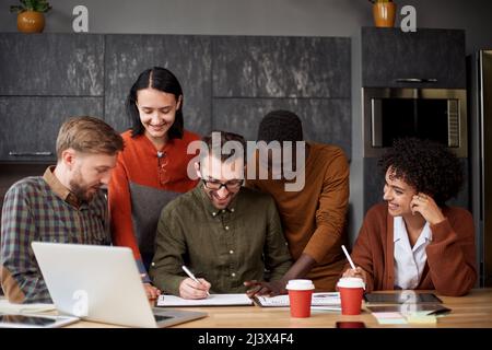 Geschäftsmann erklärt seinen Kollegen etwas. Stockfoto