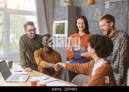 Junge Geschäftspartner schütteln die Hände. Konzept der Zusammenarbeit . Stockfoto
