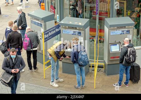 Edinburgh, Schottland, Großbritannien 9.. April 2022. Der Bahnhof Edinburgh Waverley sah Menschenmassen, die zu Ostern einen frühen Kurzurlaub machten, als sich die Menschen herumtummelten. Credit Gerard Ferry/Alamy Live News Stockfoto