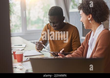Im Coworking Center diskutieren Kollegen aus der Wirtschaft über den Finanzplan. Stockfoto