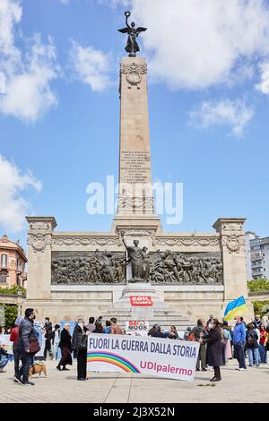 Palermo, Sizilien, Italien. 10. April 2022. Studenten und Vertreter des Gymnasiums Galileo Galilei, ukrainischer Staatsbürger und Viktoriya Prokopovych, Delegierter des ukrainischen Konsulats und Präsident des Associazione Forum Ucraina aus Palermo nehmen an den Protesten auf der piazza Vittorio Veneto Teil. (Bild: © Victoria Herranz/ZUMA Press Wire) Stockfoto