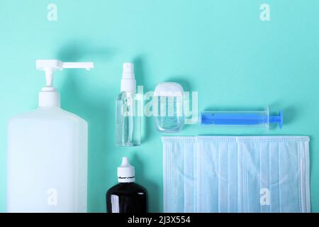 Draufsicht auf das Händedesinfektionsgel für die Handhygiene und andere antibakterielle Schutzpräparate. Stockfoto