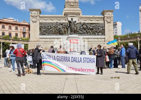 Palermo, Sizilien, Italien. 10. April 2022. Studenten und Vertreter des Gymnasiums Galileo Galilei, ukrainischer Staatsbürger und Viktoriya Prokopovych, Delegierter des ukrainischen Konsulats und Präsident des Associazione Forum Ucraina aus Palermo nehmen an den Protesten auf der piazza Vittorio Veneto Teil. (Bild: © Victoria Herranz/ZUMA Press Wire) Stockfoto