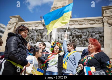 Palermo, Sizilien, Italien. 10. April 2022. Studenten und Vertreter des Gymnasiums Galileo Galilei, ukrainischer Staatsbürger und Viktoriya Prokopovych, Delegierter des ukrainischen Konsulats und Präsident des Associazione Forum Ucraina aus Palermo nehmen an den Protesten auf der piazza Vittorio Veneto Teil. (Bild: © Victoria Herranz/ZUMA Press Wire) Stockfoto