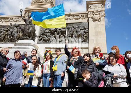 Palermo, Sizilien, Italien. 10. April 2022. Studenten und Vertreter des Gymnasiums Galileo Galilei, ukrainischer Staatsbürger und Viktoriya Prokopovych, Delegierter des ukrainischen Konsulats und Präsident des Associazione Forum Ucraina aus Palermo nehmen an den Protesten auf der piazza Vittorio Veneto Teil. (Bild: © Victoria Herranz/ZUMA Press Wire) Stockfoto