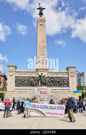 Palermo, Sizilien, Italien. 10. April 2022. Studenten und Vertreter des Gymnasiums Galileo Galilei, ukrainischer Staatsbürger und Viktoriya Prokopovych, Delegierter des ukrainischen Konsulats und Präsident des Associazione Forum Ucraina aus Palermo nehmen an den Protesten auf der piazza Vittorio Veneto Teil. (Bild: © Victoria Herranz/ZUMA Press Wire) Stockfoto