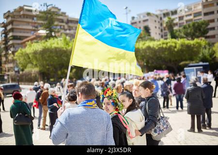 Palermo, Sizilien, Italien. 10. April 2022. Studenten und Vertreter des Gymnasiums Galileo Galilei, ukrainischer Staatsbürger und Viktoriya Prokopovych, Delegierter des ukrainischen Konsulats und Präsident des Associazione Forum Ucraina aus Palermo nehmen an den Protesten auf der piazza Vittorio Veneto Teil. (Bild: © Victoria Herranz/ZUMA Press Wire) Stockfoto