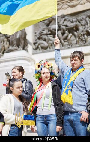 Palermo, Sizilien, Italien. 10. April 2022. Studenten und Vertreter des Gymnasiums Galileo Galilei, ukrainischer Staatsbürger und Viktoriya Prokopovych, Delegierter des ukrainischen Konsulats und Präsident des Associazione Forum Ucraina aus Palermo nehmen an den Protesten auf der piazza Vittorio Veneto Teil. (Bild: © Victoria Herranz/ZUMA Press Wire) Stockfoto