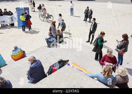 Palermo, Sizilien, Italien. 10. April 2022. Studenten und Vertreter des Gymnasiums Galileo Galilei, ukrainischer Staatsbürger und Viktoriya Prokopovych, Delegierter des ukrainischen Konsulats und Präsident des Associazione Forum Ucraina aus Palermo nehmen an den Protesten auf der piazza Vittorio Veneto Teil. (Bild: © Victoria Herranz/ZUMA Press Wire) Stockfoto