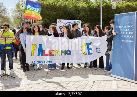 Palermo, Sizilien, Italien. 10. April 2022. Studenten und Vertreter des Gymnasiums Galileo Galilei, ukrainischer Staatsbürger und Viktoriya Prokopovych, Delegierter des ukrainischen Konsulats und Präsident des Associazione Forum Ucraina aus Palermo nehmen an den Protesten auf der piazza Vittorio Veneto Teil. (Bild: © Victoria Herranz/ZUMA Press Wire) Stockfoto