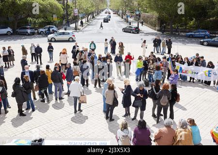 Palermo, Sizilien, Italien. 10. April 2022. Studenten und Vertreter des Gymnasiums Galileo Galilei, ukrainischer Staatsbürger und Viktoriya Prokopovych, Delegierter des ukrainischen Konsulats und Präsident des Associazione Forum Ucraina aus Palermo nehmen an den Protesten auf der piazza Vittorio Veneto Teil. (Bild: © Victoria Herranz/ZUMA Press Wire) Stockfoto