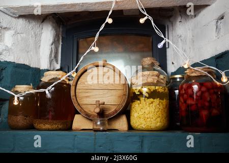 Alkoholisches Getränk, Tinktur mit einer Schlange. Alkoholisches Getränk mit Schlangengift infundiert. Hausgemachter Alkohol mit Zusatz von Schlange und Kräutern Stockfoto